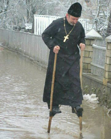 Коли дороги залило водою, то отець Василь ось так добирається до церкви - фото 73651